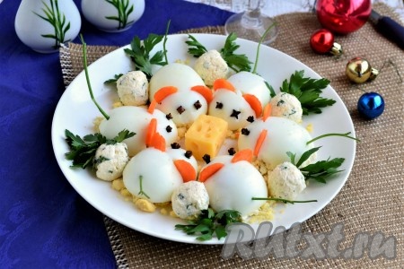 Украсить очень вкусные и необычные яйца, фаршированные творогом, сыром и семгой, "Мышки" зеленью и можно подавать на новогодний стол! Такая закуска будет отлично смотреться на праздничном столе и, наверняка, будет съедена одной из первых.
