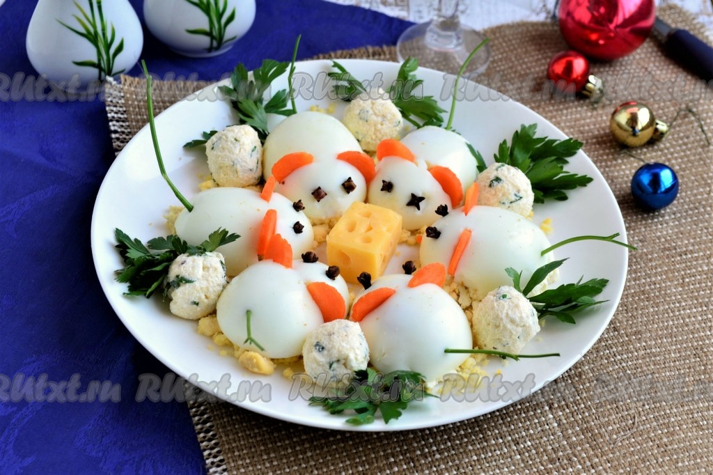 Фаршированные яйца с сёмгой, желтком и майонезом - рецепт с фото