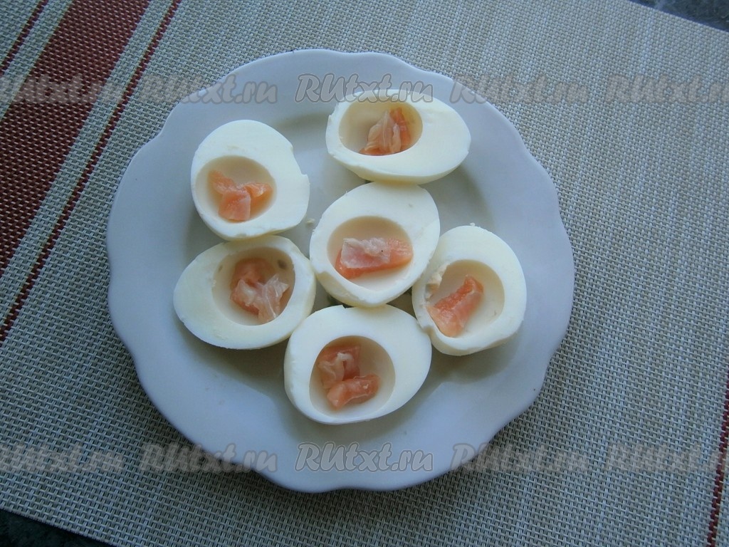 Яйца с сыром и беконом