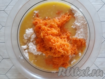 Соединить сухие ингредиенты с яично-масляной смесью, добавить морковь.
