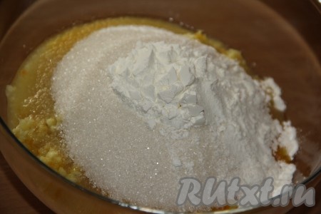 В лимонно-апельсиновую массу добавить сахар и крахмал, перемешать до однородности и начинка для песочного пирога готова.
