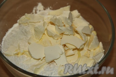 Муку просеять, добавить соль, сахар и кусочки холодного маргарина.
