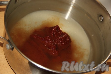 Для приготовления маринада соединить в кастрюле воду, томатную пасту, сахар и соль. 
