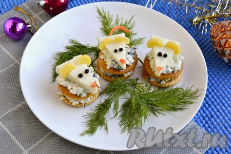 Очень вкусная, аппетитная, яркая новогодняя сырная закуска на крекерах "Белые мышки" готова, можно подавать на праздничный стол! 
