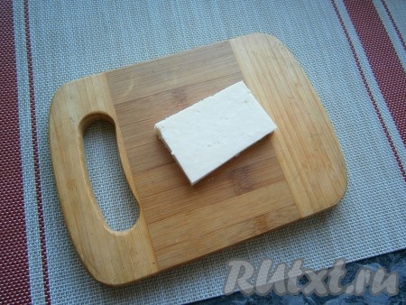 Готовится эта закуска очень просто. Отрезать ровный прямоугольный кусок сыра.