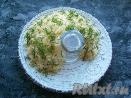 Сверху засыпать весь салат натёртым на средней тёрке твёрдым сыром и измельчённым укропом.
