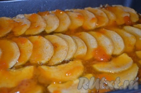 Выпекать открытый пирог 40 минут в разогретой духовке при температуре 180 градусов. Затем обильно смазать яблоки абрикосовым джемом. Ром довести до кипения, поджечь и сразу же полить готовый пирог с абрикосовым джемом. Несколько секунд ром будет продолжать гореть и на пироге.
