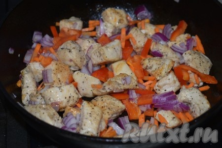 Когда на курином филе появится золотистая корочка, добавляем в скороду нарезанные овощи и обжариваем минут 10 (до готовности овощей), помешивая время от времени, подсаливаем по вкусу.
