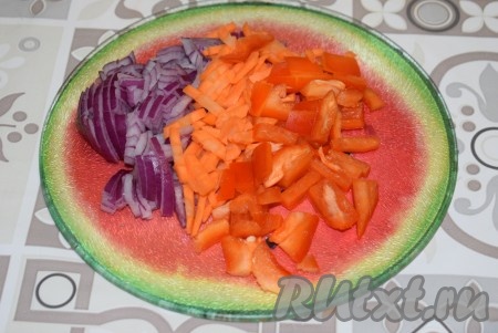 В это время очистим морковку и лук, из болгарского перца удалим плодоножку с семенами. Очищенные овощи нарежем соломкой.
