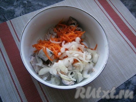 Затем уксус слить, к кусочкам скумбрии добавить лук и готовую корейскую морковь.
