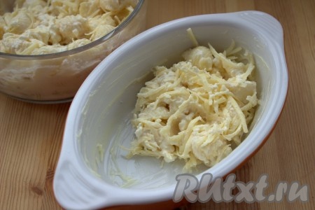 Тщательно перемешать макаронно-творожную смесь с сыром и выложить в смазанную сливочным маслом жаропрочную форму.
