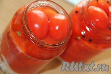 Залить банки с помидорами и луком горячим маринадом до краёв.
