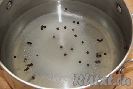 Для приготовления маринада соединить в кастрюле воду, горошинки чёрного перцы, сахар и соль.
