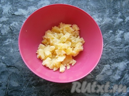 Картофель предварительно отварить в кожуре до готовности (варить минут 20-25 с момента закипания воды), затем воду слить и дать картошке остыть, очистить и нарезать средними кубиками.
