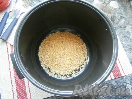 У меня пшеничная крупа была из пакетиков, поэтому её можно было не промывать, если крупа развесная - её нужно предварительно промыть. Всыпать пшеничную крупу в чашу мультиварки. 
