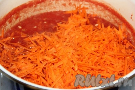 Натёртую морковь выложить в кастрюлю к овощам и перловке, перемешать. 