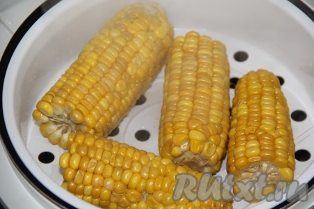 Вот так кукуруза выглядит после приготовления. Зёрнышки в процессе приготовления становятся мягкими и сочными.
