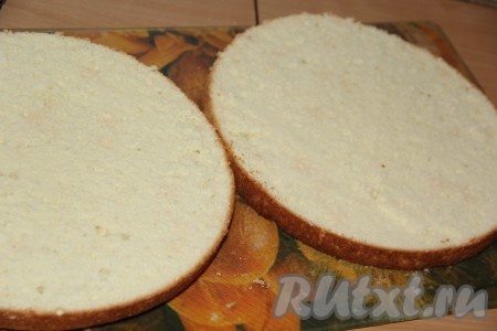 Ванильный (белый) бисквит разрезать на две части.
