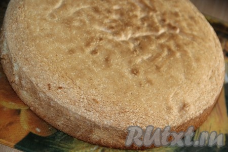 Готовый ванильный бисквит слегка остудить, затем достать из формы, переложить на решётку, полностью остудить.
