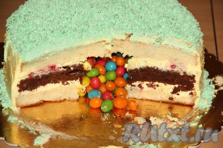 На фото видно, как торт "Пиньята" с сюрпризом выглядит в разрезе. Приготовьте этот вкусный, красивый тортик и порадуйте себя и своих близких замечательной выпечкой!

