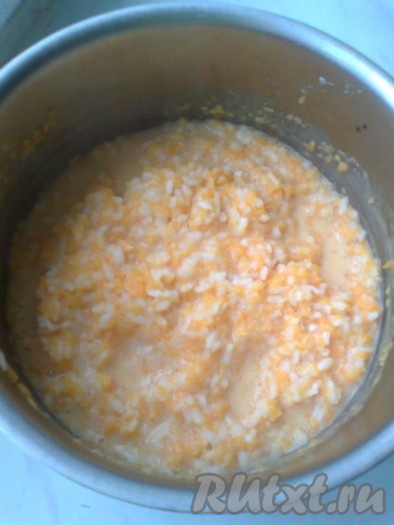 В готовую молочную рисовую кашу с тыквой