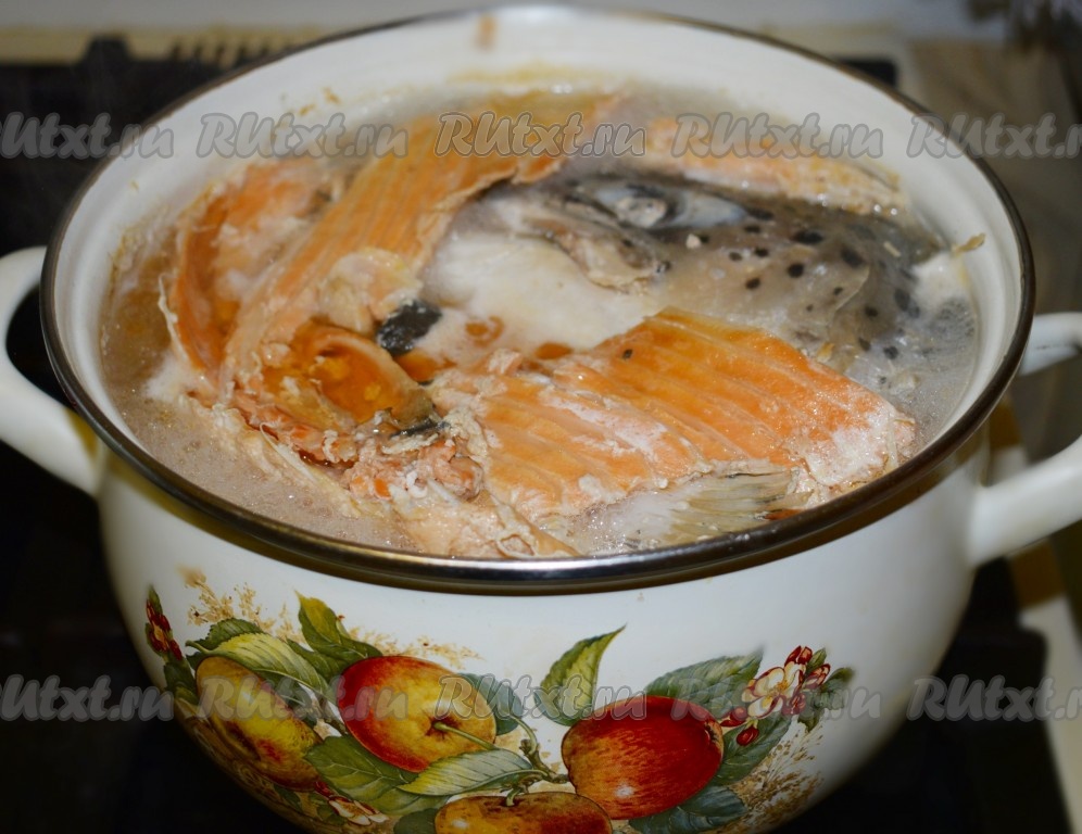 Рыбный суп из хребтов красной рыбы