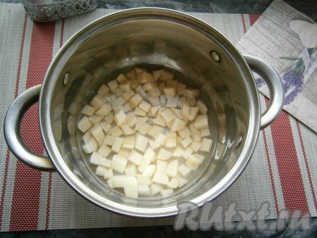 Морковь, картофель и лук очистить. Очистить тыкву от кожуры и семечек. Из болгарского перца удалить плодоножку с семенами. Картошку нарезать небольшими кубиками, выложить в кастрюлю, залить водой. Дать воде закипеть, посолить, варить картофель на небольшом огне 10 минут.
