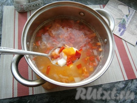 Варить суп далее ещё 10 минут, затем добавить остальные овощи: помидор, морковь и болгарский перец.
