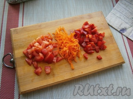 Натереть морковку на крупной тёрке. Помидор и перец нарезать маленькими кусочками.
