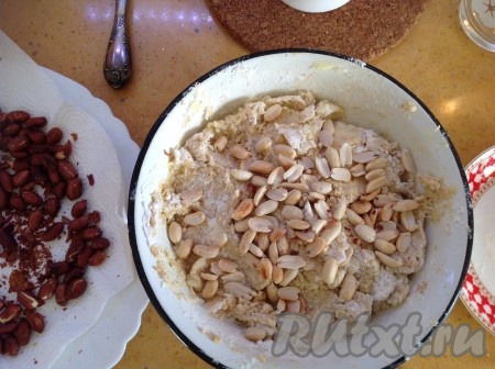 Добавить орешки в тесто, предварительно сняв оболочку с орехов.
