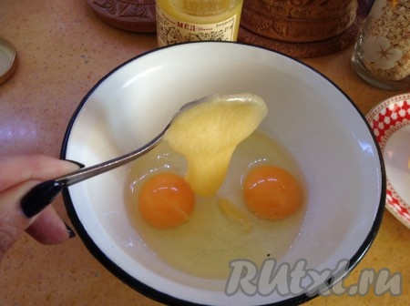 В миску разбить яйца и добавить мёд.