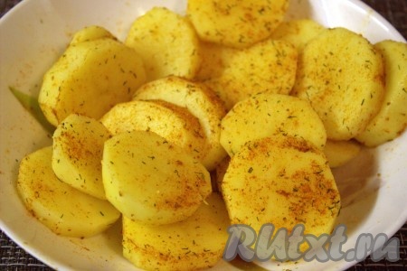 В глубокую миску поместить кружочки картофеля, посолить, приправить любимыми специями, хорошо перемешать, чтобы картошка была полностью покрыта специями.
