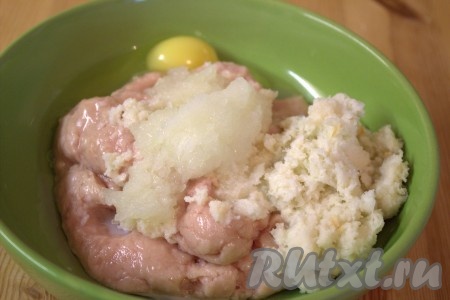 В миску к куриному фаршу добавить хлебное пюре, луковую мякоть и сырое яйцо.
