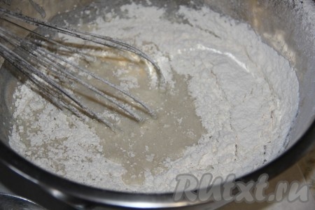 Добавить дрожжи, сахар, соль и просеянную муку. Муку добавляем постепенно, ориентируясь по тесту. Тесто для пирожков должно быть мягким и нежным,  не забитым. 