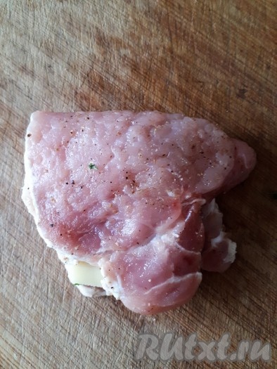 Сложить кусок свинины пополам, наподобие кармашка, чтобы начинка оказалась в середине.
