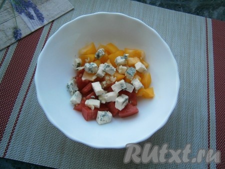 К помидорам добавить нарезанный небольшими кубиками сыр "Дор блю" и мелко нарезанный чеснок.
