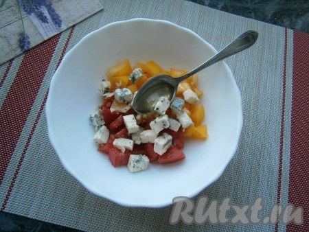 Салат с сыром "Дор блю" и помидорами немного посолить (учитывайте, что сыр достаточно солёный), поперчить, полить жидким мёдом и оливковым маслом.

