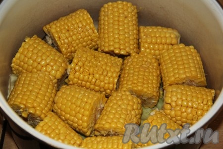Каждую кукурузу разрезать на 4 части и выложить в кастрюлю.
