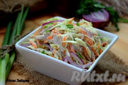 Сочный, сытный, хрустящий салат из свежей капусты с мясом готов, перед подачей его можно, по желанию, посыпать нарезанным зелёным луком. 