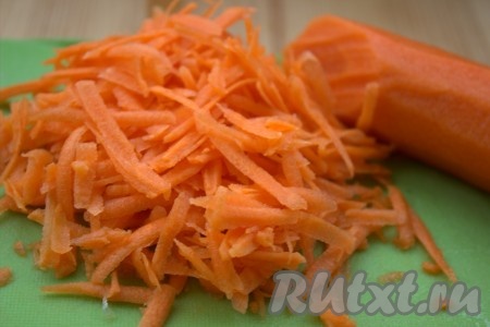 Морковь вымыть, а затем очистить и натереть на средней тёрке.
