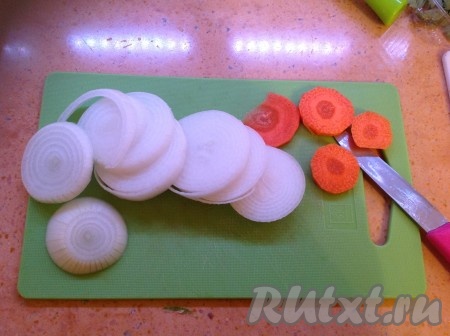 Очистить лук, морковь и чеснок. Молодые кабачки можно готовить вместе с кожурой. Нарезать кольцами лук. Кабачки цукини и морковь нарезать кружками, чеснок - лепестками. 