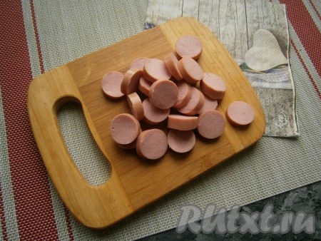 Очистить лук, чеснок и морковь. Нарезать сосиски кружочками толщиной, примерно, 0,5 см.
