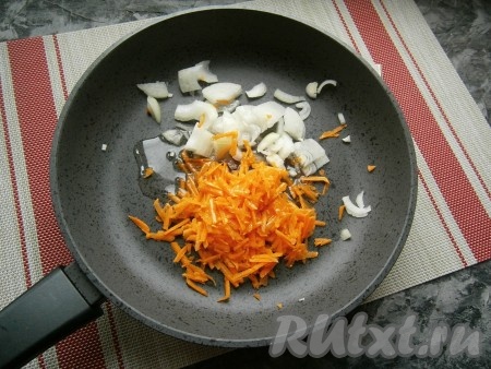 На крупной тёрке натереть морковку, нарезать произвольно лук и выложить в сковороду, разогретую с растительным маслом.
