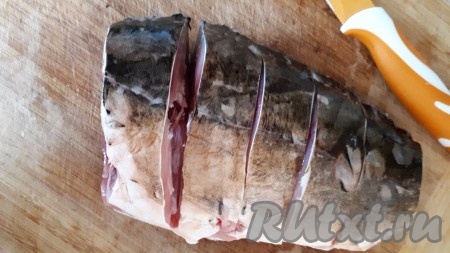 Отрезать голову, хвост, плавники (хвост, голову и плавники можно использовать для приготовления первых блюд), нарезать рыбу на порционные куски.
