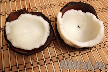 Затем надо отделить мякоть кокоса от скорлупы, овощным или кухонным ножом срезать тоненькую коричневую оболочку.