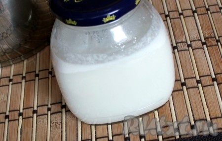 Примерно через пол часа процедить и отжать эту кокосовую массу из стружки и воды. Получится кокосовое молоко, которое можно использовать в кулинарии. 