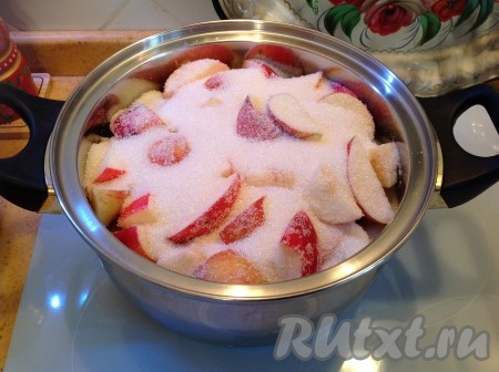 Верхним слоем должен быть сахар. Закрыть кастрюлю с яблоками и сахаром крышкой и оставить на несколько часов (или на ночь), пока яблочки не дадут сок.