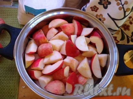 Каждый слой яблок пересыпать сахарным песком. И так заполнить кастрюлю доверху.