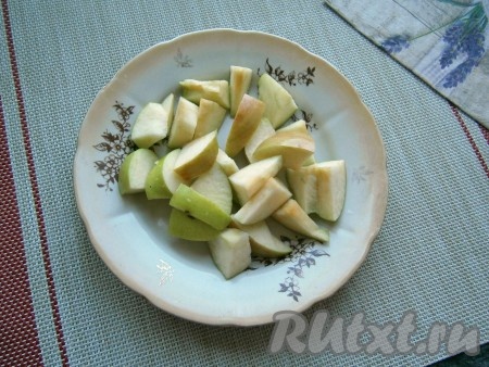 Яблоки очистить от семенной коробки и нарезать такими же кусочками, как нарезали и тыкву.
