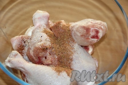 Куриные ножки вымыть, обсушить, затем добавить к ним соль и специи. 
